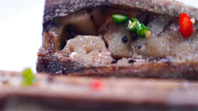 Để không lãng phí nhiều người còn đổ rượu vào, trộn rồi uống, một số khác thích thú với việc hút mỡ trong tủy bằng ống hút để không bỏ sót bất cứ giọt nào.