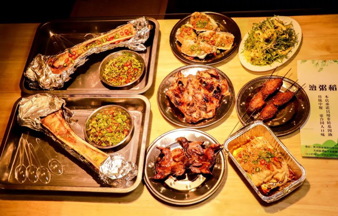 Ở Trung Quốc, tùy vào từng vùng mà có những cách ăn tủy xương khác nhau, đôi khi họ có thể cho thêm một chút bơ để tạo mùi thơm kích thích.