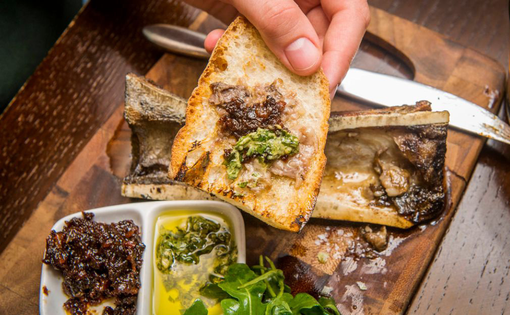 Tủy xương bò không quá béo ngậy, hương vị khá ngon, cảm giác húp nước mỡ nóng thơm phức khiến nhiều người cực kỳ phấn khích, thậm chí họ xem đây là món ăn gây nghiện.