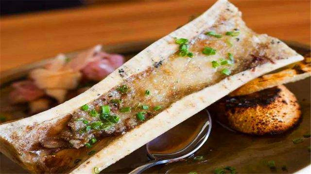 Thông thường người ta sẽ dùng xương để hầm lấy nước dùng thay vì chế biến thành một món riêng.