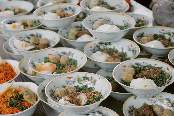 Ngoài bún nước là món chính của quán, bạn có thể thưởng thức mì trộn muối ớt được rất nhiều tín đồ ẩm thực Sài thành yêu thích. Sợi mì dai dai ăn kèm hành phi và tóp mỡ giòn rụm, vắt thêm lát chanh sẽ khiến bạn phải mê mẩn ngay từ lần đầu thưởng thức.