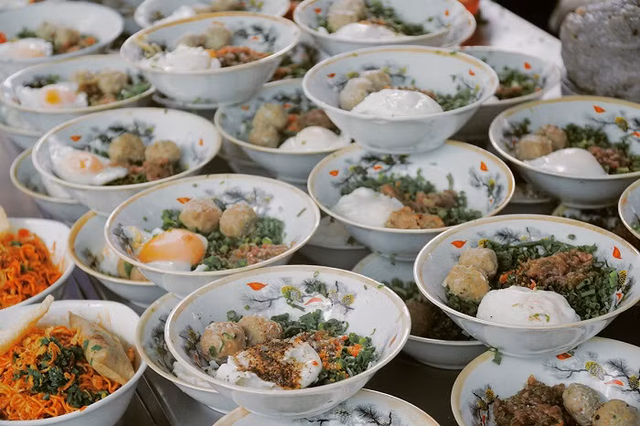 Ngoài bún nước là món chính của quán, bạn có thể thưởng thức mì trộn muối ớt được rất nhiều tín đồ ẩm thực Sài thành yêu thích. Sợi mì dai dai ăn kèm hành phi và tóp mỡ giòn rụm, vắt thêm lát chanh sẽ khiến bạn phải mê mẩn ngay từ lần đầu thưởng thức.