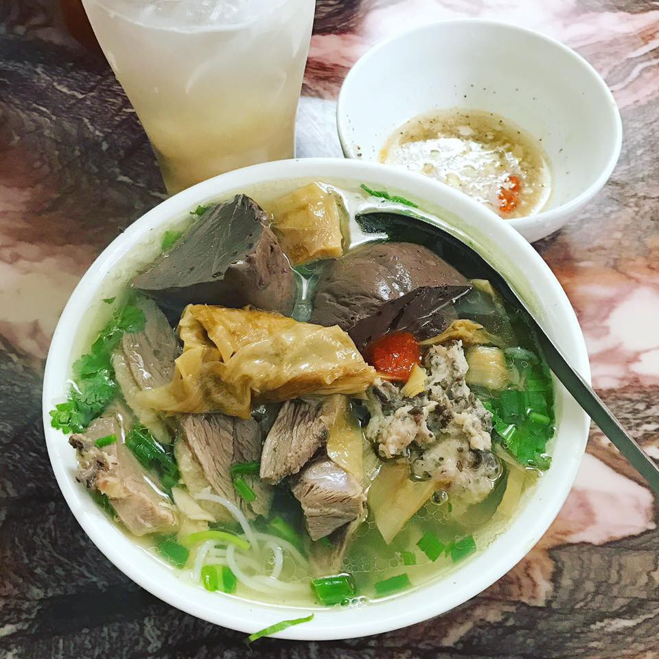 Bên cạnh đó, không thể thiếu những miếng măng ninh kỹ cùng mọc thịt tươi dai dai ăn rất bắt vị. Ngoài ra, bạn còn có thể gọi thêm lòng và trứng non để ăn kèm tùy theo sở thích của mình.