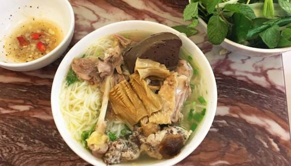 Bún ngan Nhàn: Thêm một quán ăn “chửi khách” nhưng vẫn rất đông khách ở Hà Nội là bún ngan Nhàn. Trước đây, quán cũng chỉ là một quán ăn bình thường nhưng cho đến khi những clip cô chủ "chửi khách" được lan truyền trên mạng thì quán bắt đầu được nhiều người chú ý tới và ngày một đông khách hơn.