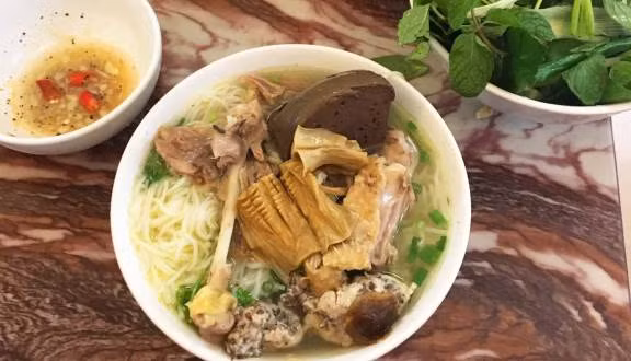 Bún ngan Nhàn: Thêm một quán ăn “chửi khách” nhưng vẫn rất đông khách ở Hà Nội là bún ngan Nhàn. Trước đây, quán cũng chỉ là một quán ăn bình thường nhưng cho đến khi những clip cô chủ "chửi khách" được lan truyền trên mạng thì quán bắt đầu được nhiều người chú ý tới và ngày một đông khách hơn.