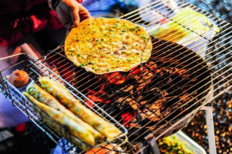 Bánh tráng nướng "bà chửi" ở Đà Lạt: Gây ấn tượng bởi lối bán hàng có phần khó tính thường quát mắng khách hàng, nhưng quán bánh tráng nướng "bà chửi" là một trong những địa chỉ thưởng thức bánh tráng nướng nổi tiếng, lâu đời ở Đà Lạt.