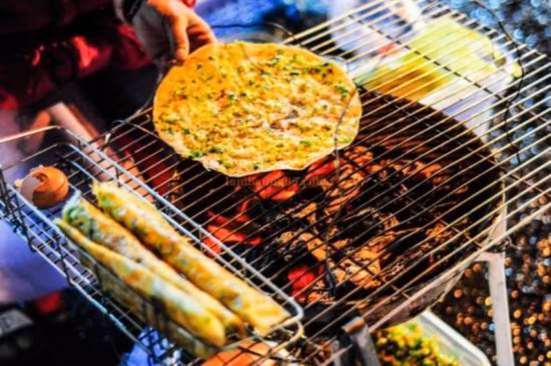 Bánh tráng nướng "bà chửi" ở Đà Lạt: Gây ấn tượng bởi lối bán hàng có phần khó tính thường quát mắng khách hàng, nhưng quán bánh tráng nướng "bà chửi" là một trong những địa chỉ thưởng thức bánh tráng nướng nổi tiếng, lâu đời ở Đà Lạt.