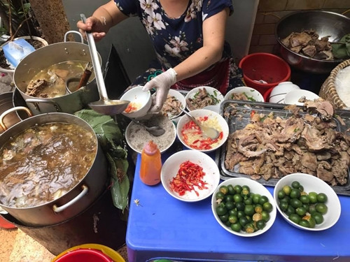 Theo lời một số thực khách đã từng ăn tại quán bún này thì tô bún ở đây được chủ quán chế biến tỉ mỉ trong từng chi tiết. Điều đó được thể hiện từ phần nước dùng ninh bằng xương ngan và nấm khô thơm phức cho đến miếng ngan béo, mềm, ngọt thịt.