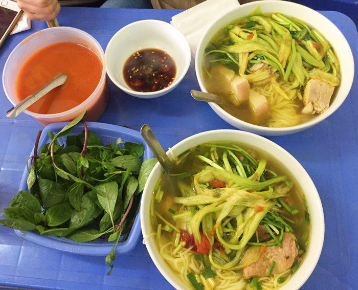 Ấn tượng đầu tiên khi bước vào quán bún dọc mùng Ngô Sĩ Liên là bạn sẽ ngay lập tức nghe thấy tiếng chửi của bà chủ. Với những người không quen rất dễ dàng bị phản cảm tuy nhiên, với các tín đồ ẩm thực Hà Nội thì điều này rất bình thường. Bún ở đây được đánh giá là rất đầy đặn và hương vị đậm đà với nhiều loại bún sườn, bún thịt, bún lưỡi, bún móng.