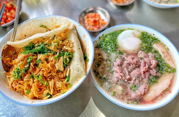 Bún nước cô Huyền: Sài Gòn cũng có một phiên bản bún chửi khá quen thuộc là quán bún nước cô Huyền. Khách hàng lần đầu đến đây ai cũng khá bất ngờ với kiểu nói chuyện "hét ra lửa" của cô chủ quán. Tuy nhiên, do tính cô chủ vốn tính ăn to nói lớn, chưa bao giờ chửi khách mà chỉ nói chuyện cộc cằn với nhân viên và người nhà thôi.