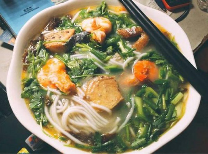 Cháo canh: Giống như tính cách người Quảng Bình mộc mạc, chân chất, về hình thức cháo canh không đẹp mắt và cầu kỳ như phở. Sợi mì được làm khá thô sơ (nhào mịn, cán mỏng và cắt sợi theo cách thủ công) nên sợi to và dày chứ không mềm, mỏng như bánh phở. Nước dùng trong tô cháo canh Quảng Bình nhiều và có màu vàng ươm của thịt cua, chứ không sền sệt như tô bánh canh cua.