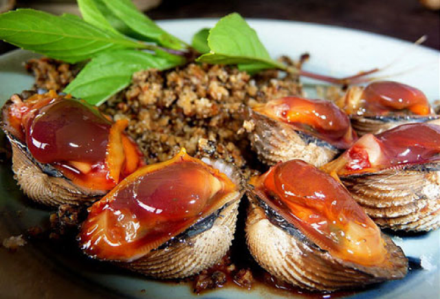 Sò huyết sông Roòn là một đặc sản không thể bỏ qua ở Quảng Bình. Sò huyết ở vùng sông này có thể được chế biến thành rất nhiều món ăn, nhưng đặc sắc nhất có lẽ là sò huyết tái chanh và sò huyết chần nước mắm. Với cách chế biến độc đáo cùng với nguyên liệu tươi ngon bổ dưỡng, món ăn này chắc chắn sẽ là đặc sản không thể bỏ qua khi du lịch Quảng Bình.