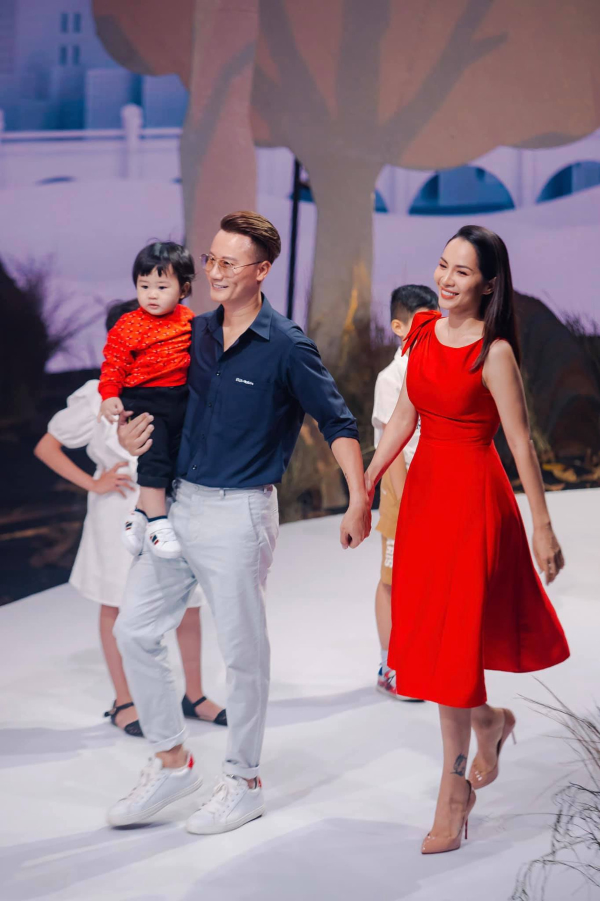 Đoàn Thanh Thảo dù không hoạt động trong giới showbiz nhưng vẫn nhận được quan tâm khi là bà xã của nam ca sỹ Hoàng Bách. Đặc biệt, cô sở hữu sắc vóc không thua kém một người đẹp Vbiz nào. Dù đã trải qua 3 lần sinh nở nhưng Thanh Thảo được khen là nhan sắc ngày càng trẻ trung, ăn mặc gợi cảm hơn.