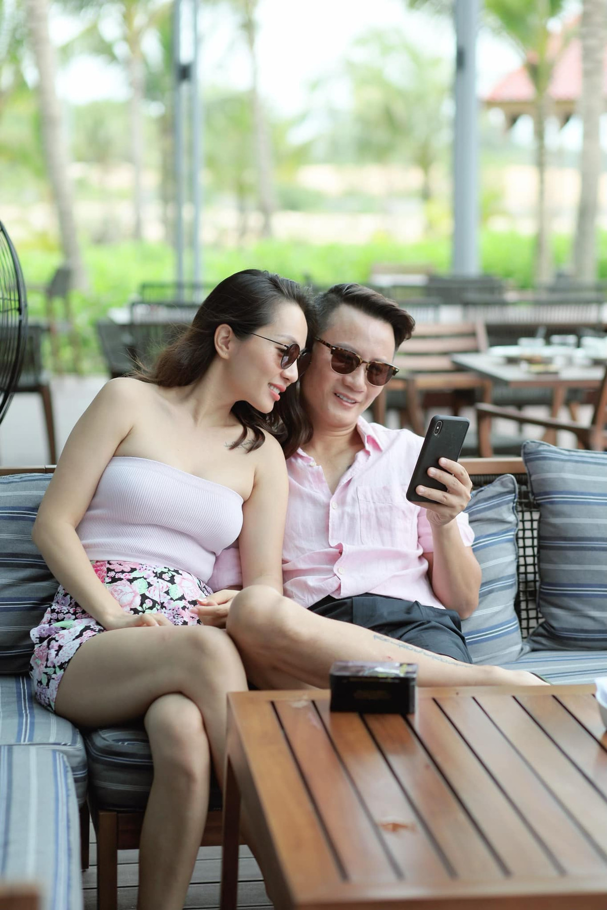 Thanh Thảo thu hút mọi ánh nhìn vì style ăn mặc quá sexy khi xuất hiện cùng ông xã.