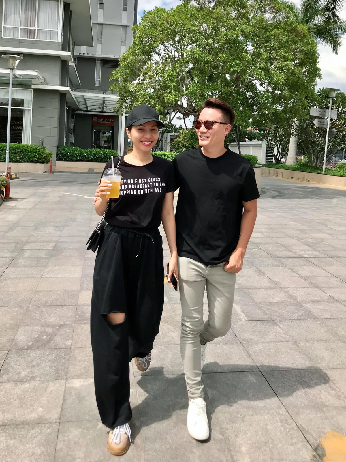 Cặp đôi thường chọn trang phục ton sur ton vừa năng động vừa cá tính mỗi khi sánh đôi.