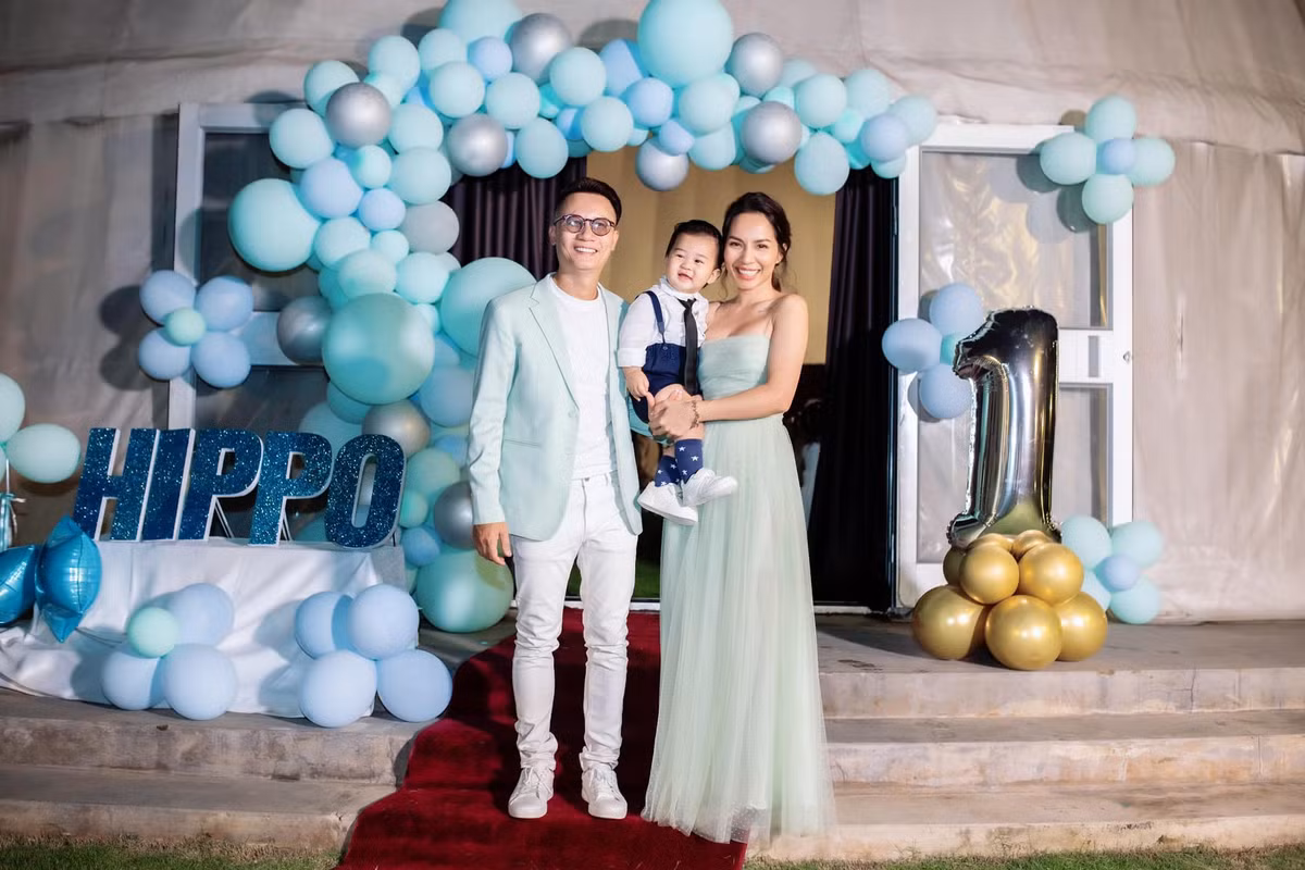 Nhờ lấy lại được thân hình thon thả, bà xã Hoàng Bách tự tin diện các trang phục gợi cảm, ôm sát.