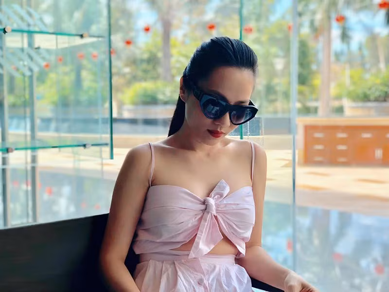 Sau 3 lần sinh nở, Thanh Thảo từng có thời gian không dám soi gương vì ám ảnh bởi thân hình phát tướng. Tuy nhiên, ý thức được việc phải sớm trở lại tập luyện nên bà xã Hoàng Bách đã nhanh chóng lấy lại vóc dáng thon thả.