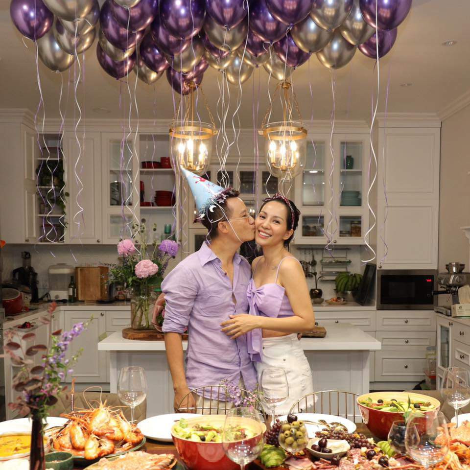 Vợ Hoàng Bách diện chiếc áo croptop hình nơ màu tím gợi cảm cùng tông với màu áo của chồng.