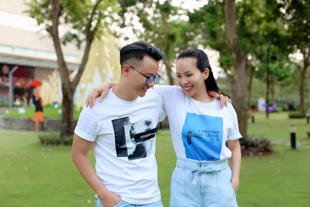 Nam ca sĩ thường ví mình như trai 20 và vợ như gái 17 bởi sự trẻ trung trong tâm hồn cùng với cách ăn mặc năng động.