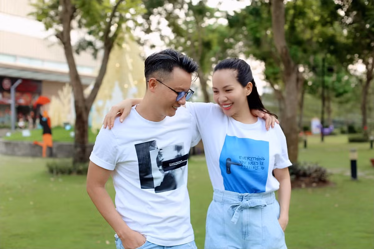 Nam ca sĩ thường ví mình như trai 20 và vợ như gái 17 bởi sự trẻ trung trong tâm hồn cùng với cách ăn mặc năng động.