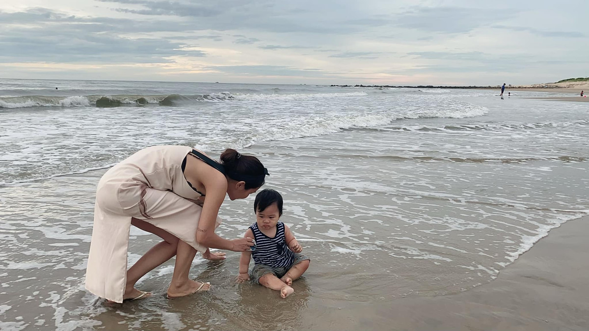 Khi đi biển, người đẹp chọn chiếc đầm hai dây vừa mát mẻ vừa gợi cảm.