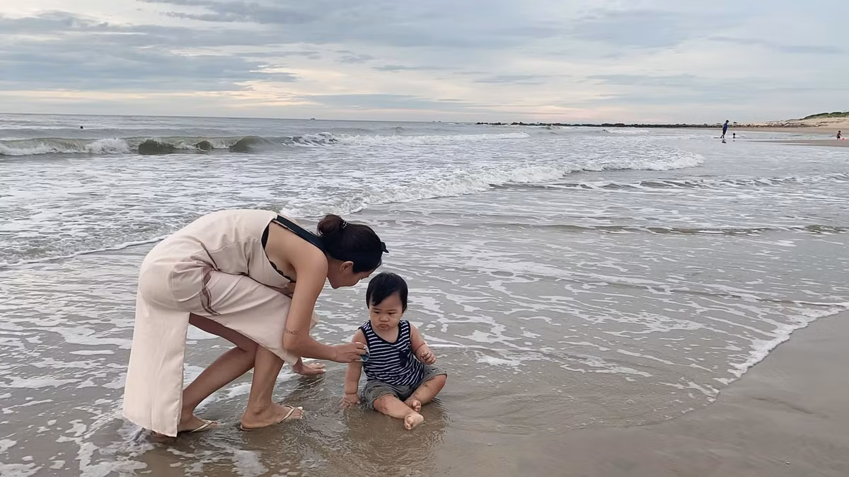 Khi đi biển, người đẹp chọn chiếc đầm hai dây vừa mát mẻ vừa gợi cảm.