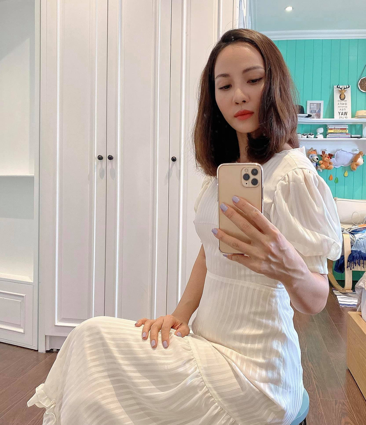 Bà mẹ 3 con chọn chiếc đầm trắng nhẹ nhàng, trẻ trung như gái đôi mươi.