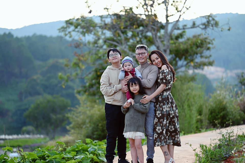 Thanh Thảo xinh đẹp và hạnh phúc bên gia đình của mình. Ảnh: FBNV.