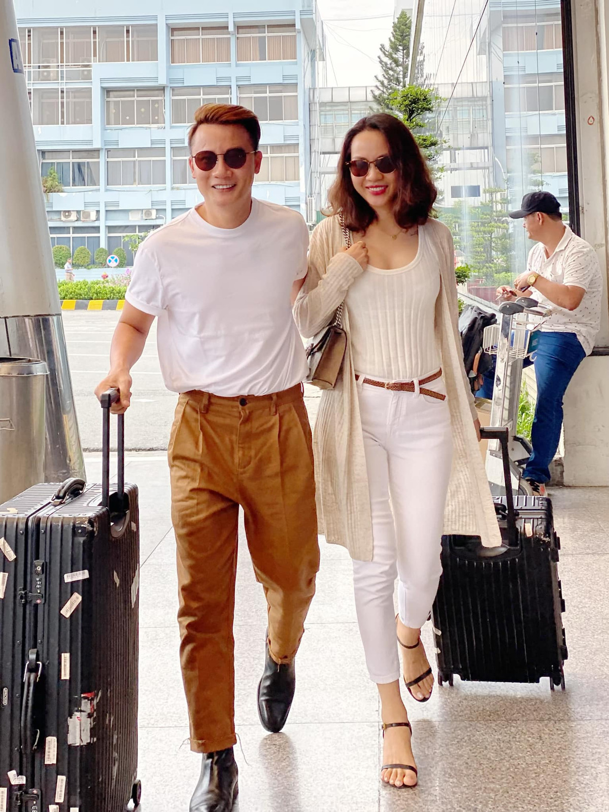 Vợ chồng Hoàng Bách ăn mặc trẻ trung như những cặp đôi mới cưới.