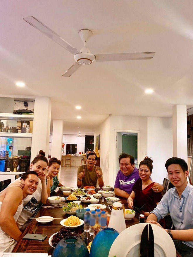 Mẹ Hà Hồ thường xuyên vào bếp chuẩn bị những mâm cơm đủ đầy, đẹp mắt dành cho gia đình và cô con gái.