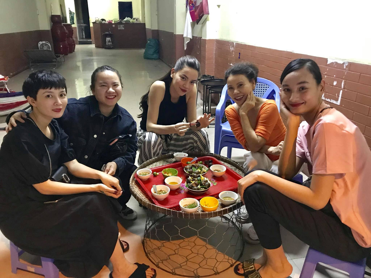 Cách đây không lâu, Hà Hồ và mẹ ruột còn đưa nhau đi ăn ốc tại quán của một người bạn. Ảnh: FBNV.