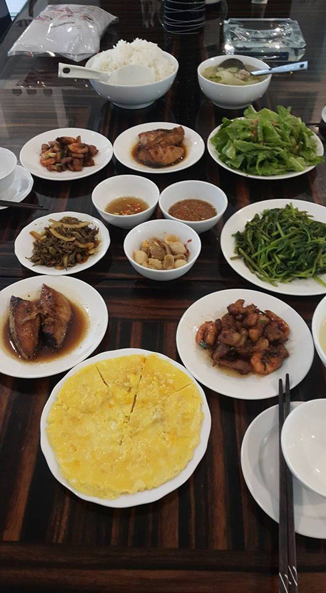 Những món ăn của mẹ Hồ Ngọc Hà nấu đều là những món truyền thống Việt Nam, giản dị nhưng đầy đủ dinh dưỡng và ngon miệng. Hơn nữa, bà còn trình bày khá hút mắt.