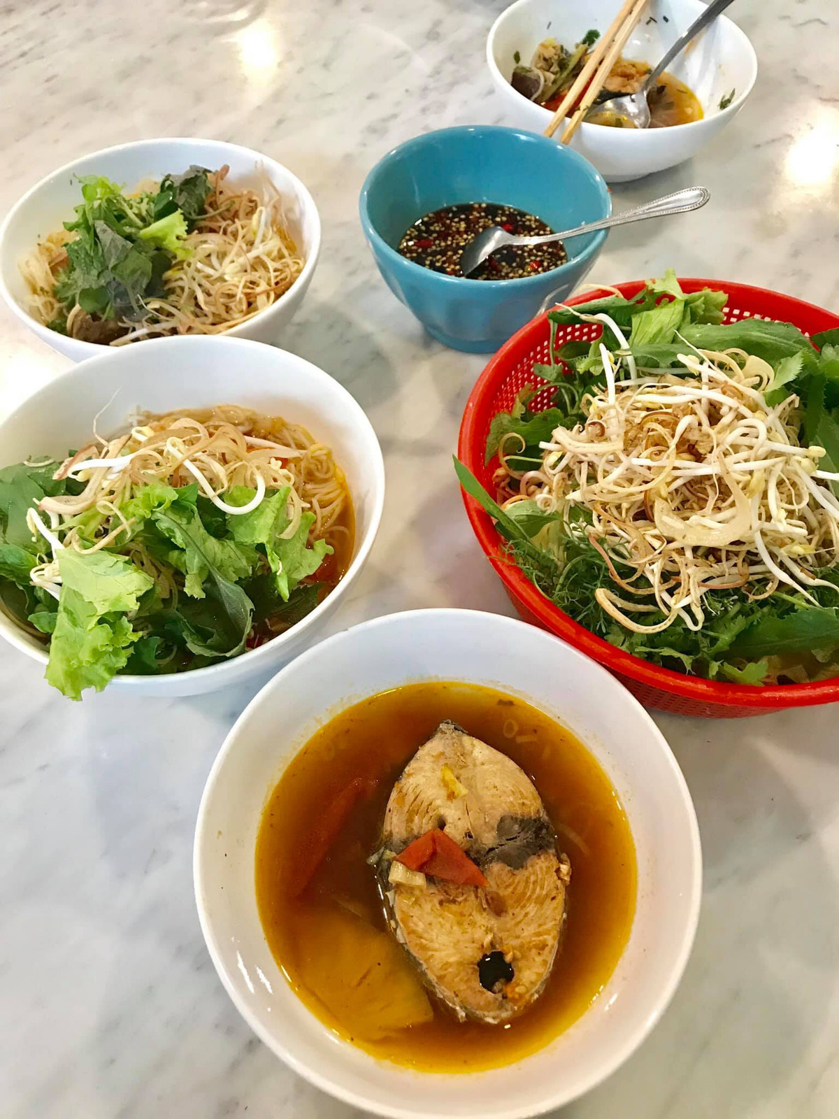 Có lần, bà còn tự tay vào bếp nấu món bún cá ngừ đặc sản Quảng Bình thiết đãi con gái và bạn bè.