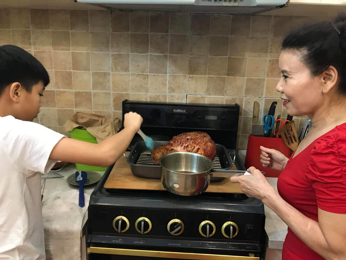 Không chỉ chăm làm món ngon chăm sóc các con, mẹ Hồ Ngọc Hà còn dạy cháu vào bếp. Gần đây, bà Ngọc Hương chia sẻ những hình ảnh bà cùng cháu ngoại Subeo làm các món ăn.