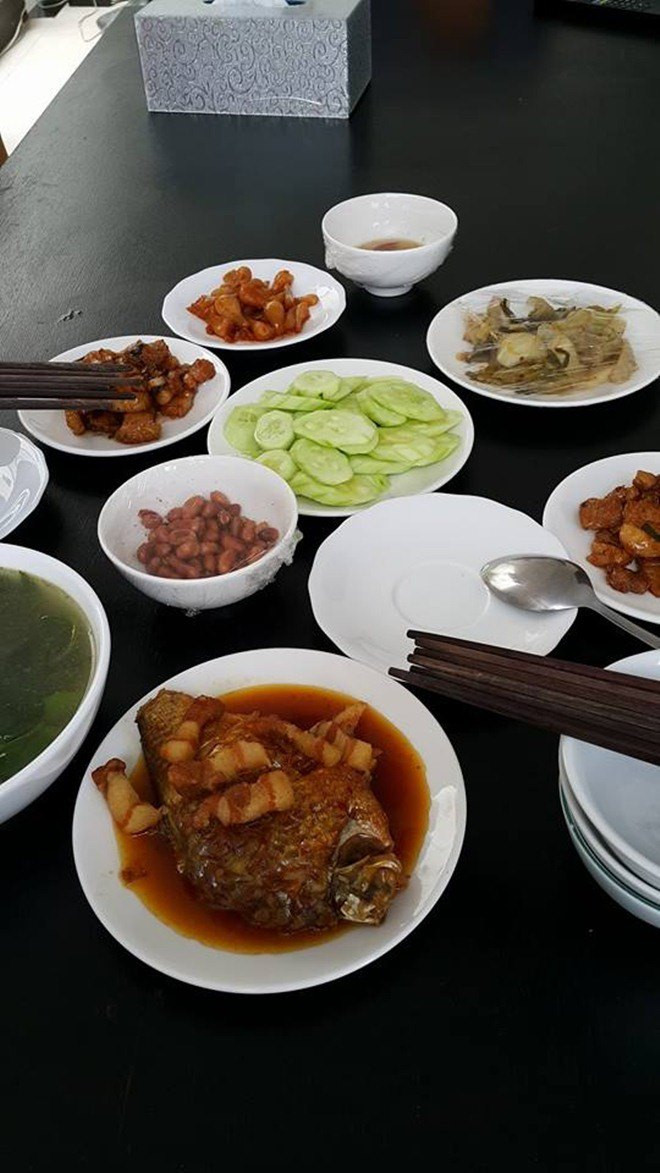 Những món ăn do mẹ ruột Hồ Ngọc Hà thực hiện đều không có gì quá cao sang nhưng rất "đưa cơm" như cá kho, hành muối, thịt rang...
