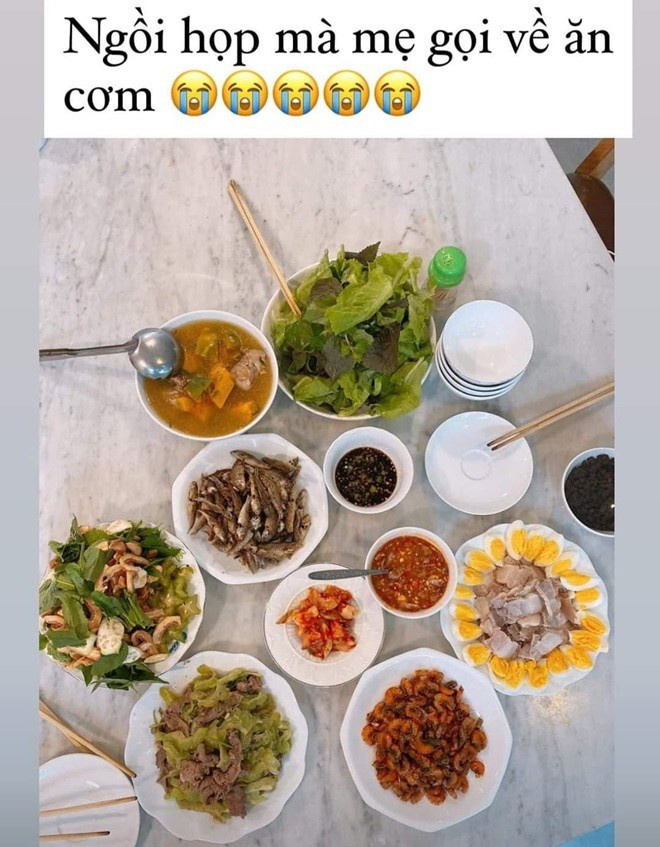 Mới đây, nữ ca sĩ chia sẻ: "Ngồi họp mà mẹ gọi về ăn cơm" cùng những biểu tượng "khóc lóc". Mâm cơm tươm tất của mẹ Hồ Ngọc Hà đãi con gái gồm rất nhiều món ngon như tôm rang, thịt bò xào mướp đắng, thịt luộc, trứng luộc, cá chiên, canh bí nấu xương, kim chi, rau sống...