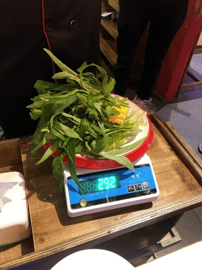 An buffet lau khong duoc phuc vu thit ca, con bi phat 200K