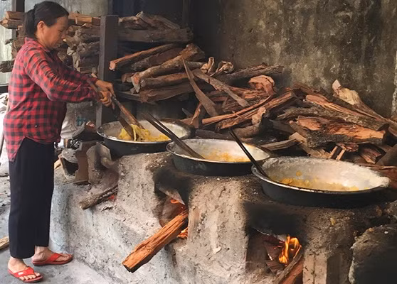 Cố đô Huế lâu nay có rất nhiều nơi làm mứt, từ thành phố về các huyện, nhưng nổi tiếng và có vị ngon hơn cả vẫn là mứt gừng truyền thống Kim Long (phường Kim Long, TP. Huế).