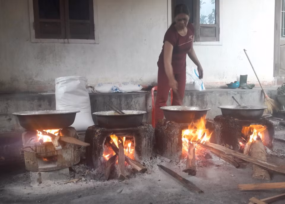 Theo các nghệ nhân làm nghề lâu đời tại Kim Long, làm mứt gừng không khó, nhưng làm ngon thì cần có nhiều kinh nghiệm. Gừng làm mứt thường được mua từ Tuần - vùng đất đồi pha sỏi phía tây bắc TP. Huế. Củ gừng Tuần tuy nhỏ nhưng thơm, cay và chắc. Gừng phải chế biến qua nhiều công đoạn như cắt, rửa sạch, thái lát, ngâm, luộc chín, sau đó bỏ vào chảo rim, đảo khô, đóng gói...