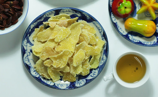 Mứt gừng Kim Long nổi tiếng nhờ hương vị cay nồng, lát mứt mỏng, đường bám chặt. Ngày nay, hàng mứt tết đa dạng phong phú, ngon đẹp, nhưng người Huế vẫn không quên mứt gừng được làm ở làng Kim Long. Ảnh: Internet.