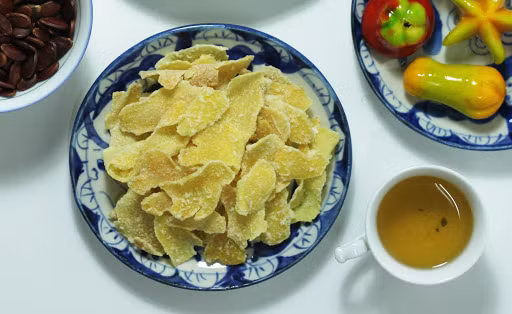 Mứt gừng Kim Long nổi tiếng nhờ hương vị cay nồng, lát mứt mỏng, đường bám chặt. Ngày nay, hàng mứt tết đa dạng phong phú, ngon đẹp, nhưng người Huế vẫn không quên mứt gừng được làm ở làng Kim Long. Ảnh: Internet.