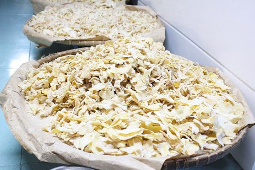 Những lát gừng được thái mỏng ủ cùng với đường trắng với tỷ lệ cân bằng, trộn đều để gừng ngấm đường trong khoảng một giờ đồng hồ thì cho gừng vào chảo lớn, rim với lửa nhỏ. Trong quá trình ngào mứt gừng, người thợ phải dùng đũa đảo liên tục để gừng không bị cháy.