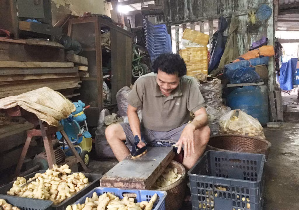 Nghề truyền thống này đã có từ hàng chục năm nay do cha ông truyền lại và dịp cuối năm cứ thường xuyên “đỏ lửa” bên dòng Hương thơ mộng. Tương truyền rằng, mứt gừng từng là món ngon để “tiến vua” thời xưa…