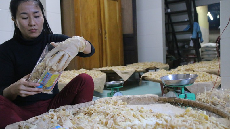 Nét đặc trưng của mứt gừng Kim Long là các công đoạn chế biến đều thực hiện bằng phương pháp thủ công, chỉ sử dụng hai nguyên liệu là gừng và đường, không có chất phụ gia.