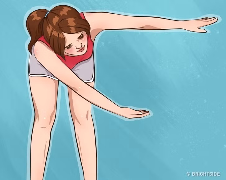 9. Tư thế con voi: Động tác này giúp tăng cường sức mạnh của lưng và cổ, cũng như thư giãn cơ ngực. Duỗi hai chân rộng bằng vai, uốn cong thân về phía trước. Kiểm soát vị trí của lưng sao cho nó song song với sàn. Thả lỏng cánh tay của bạn và đưa chúng rủ xuống sàn. Đánh tay sang trái và sang phải, đồng thời về phía sau. Thực hiện đều đặn trong khoảng 10 lần.