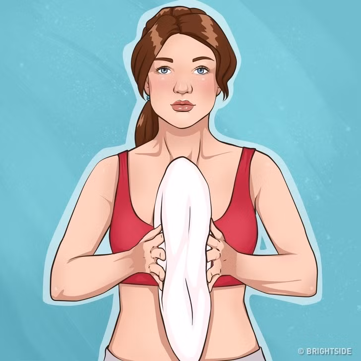 3. Giữ gối trước ngực: Đứng thẳng, giữ 2 chân sát nhau. Lấy một cái gối, và dùng lực 2 bên tay đẩy về phía nhau, đồng thời siết chặt gối khi giữ tư thế này.