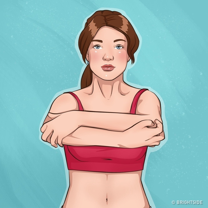 2. Khoanh tay: Động tác khoanh tay sẽ giúp tăng cường cơ ngực, cánh tay thon gọn. Đứng thẳng và giữ 2 cánh tay bắt chéo trước ngực, với lòng bàn tay đặt trên khuỷu tay. Cố gắng nâng cánh tay giữ ở vị trí này và thực hiện trong vài lần.