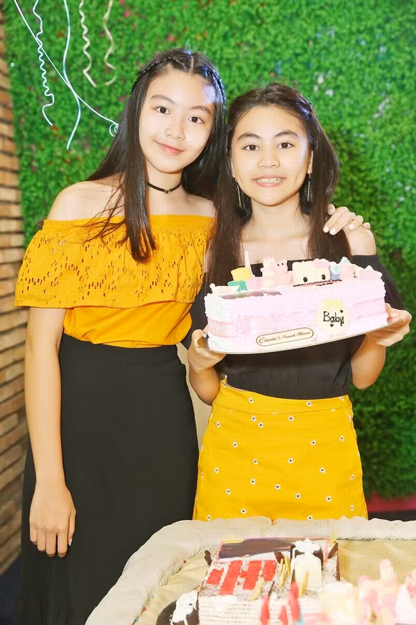 Lọ Lem phối đồ đơn giản trông cực kỳ xinh đẹp và duyên dáng bên cạnh em gái.