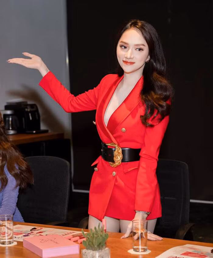 Người đẹp chuyển giới nổi bật khi diện vest giấu quần cùng tông màu đỏ rực quyền lực.