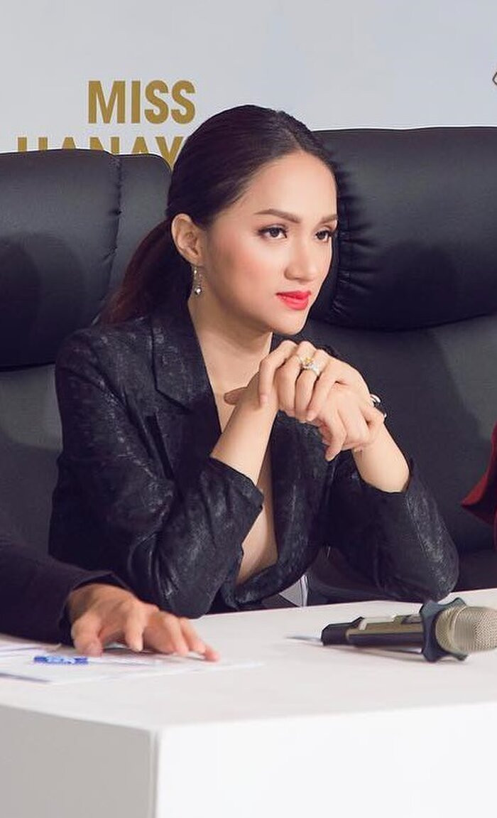 Vòng một lấp ló đằng sau chiếc cổ áo xẻ sâu vừa tôn lên vẻ đẹp quyến rũ, nóng bỏng mà không quá phản cảm, phô phang.